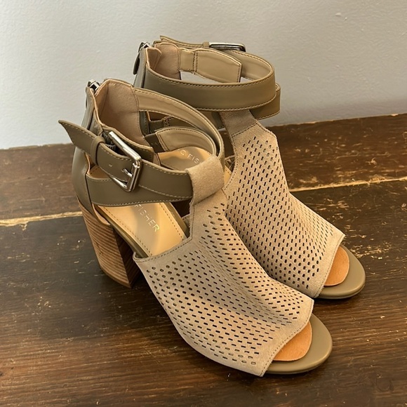 Marc Fisher tan/taupe Gabie Block Heel Sandals size 7 - Picture 1 of 6